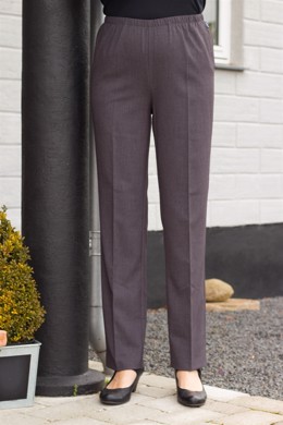  Brandtex bukser med elastik i taljen i mørk grå til damer. Model Sofie med slank pasform